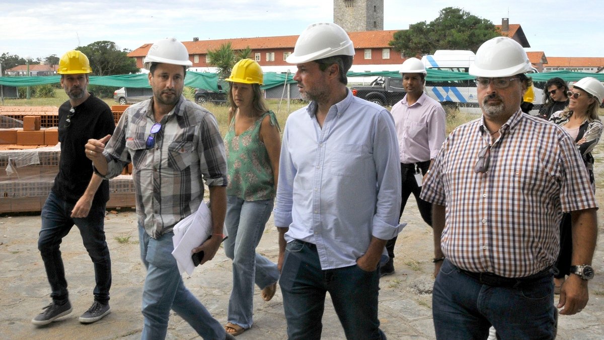 El ministro de Turismo y Deportes Matas Lammens recorre las obras de los hoteles puestos en valor en Chapadmalal Foto Alejandro Moritz