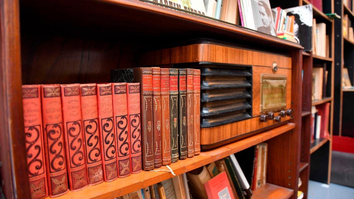 La materia prima cuesta ms que el trabajo sumado de autores editores diseadores imprentas y encuadernadores Foto Alfredo Luna