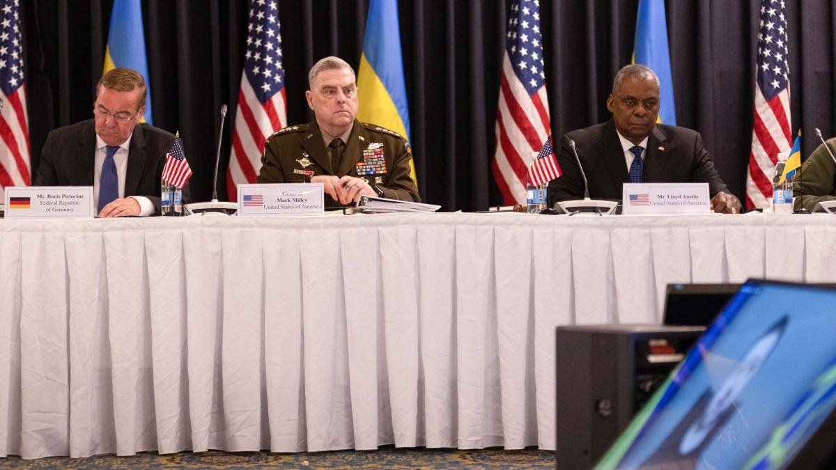 El ministro de Defensa alemn Boris Pistorius izq el general estadounidense Mark Milley centro y el secretario de Defensa de EEUU Lloyd Austin der Foto AFP