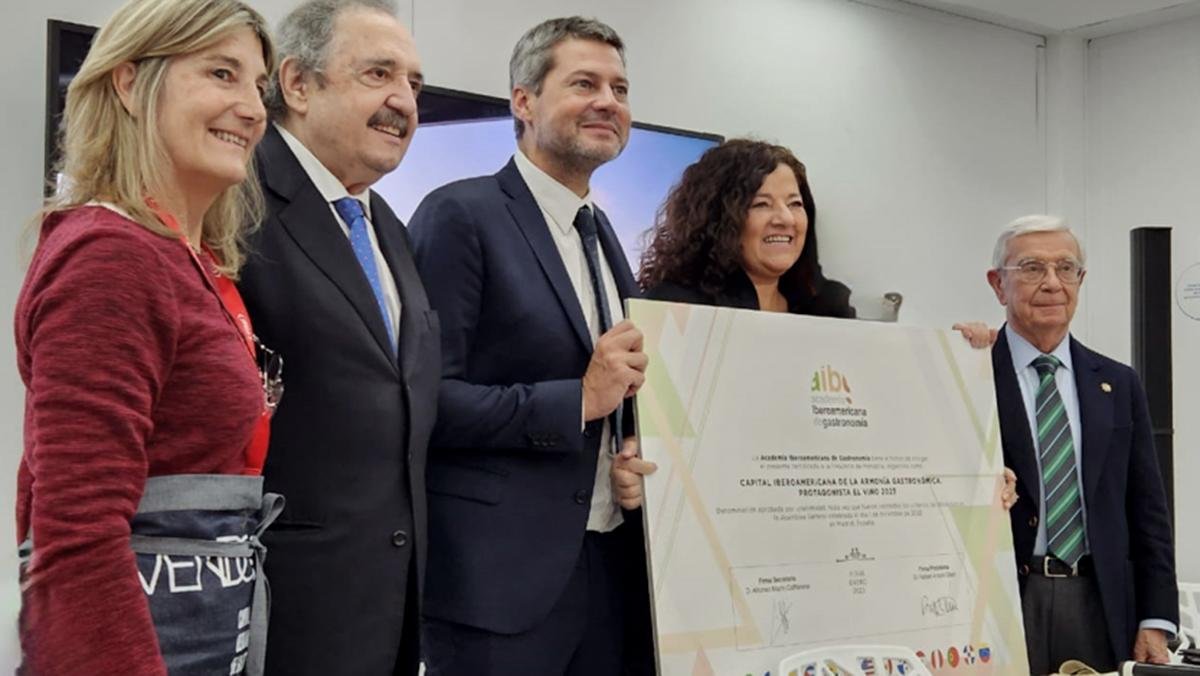 El ministro de Turismo y Deportes de la Nacin Matias Lammens el embajador de Argentina en Espaa Ricardo Alfonsn entre otros funcionarios argentinos recibieron el premio Foto Prensa Mendoza
