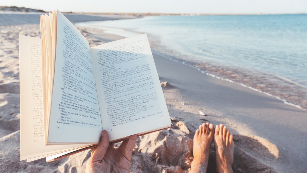 En verano las libreras de la costa cambian los libros de sus vidrieras y contratan empleados temporales para atender al pblico Foto 123RF