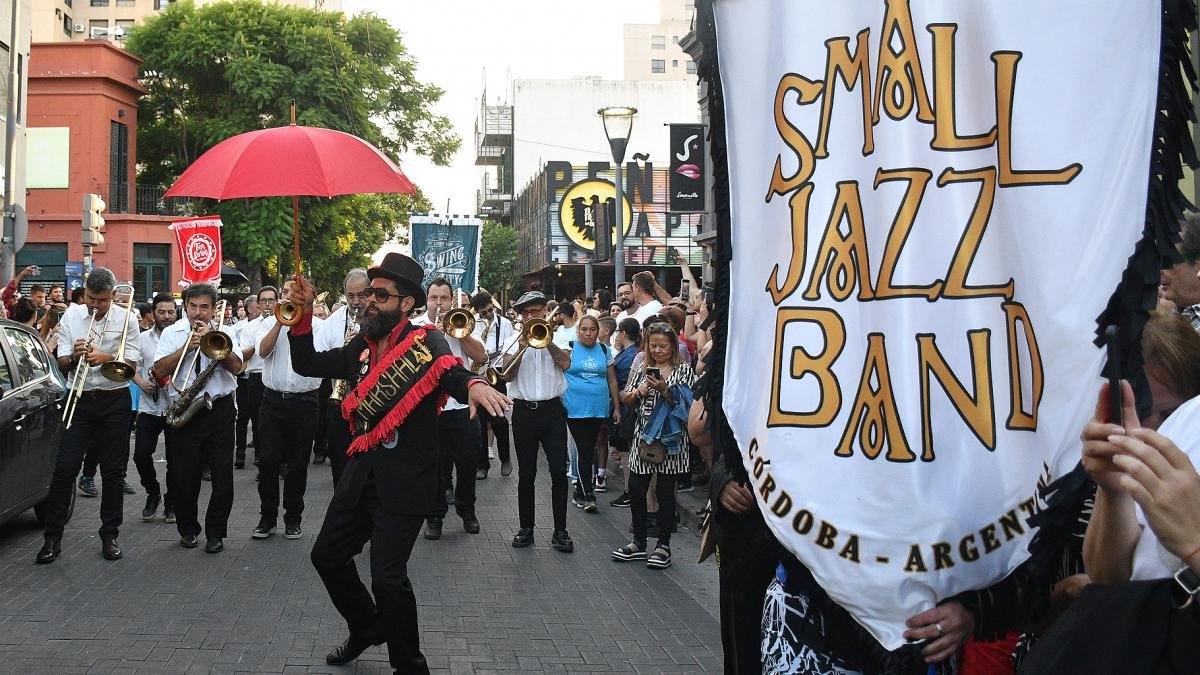 En las calles del barrio de Gemes sonaron distintas expresiones del jazz blues y rockabilly Foto Laura Lescano