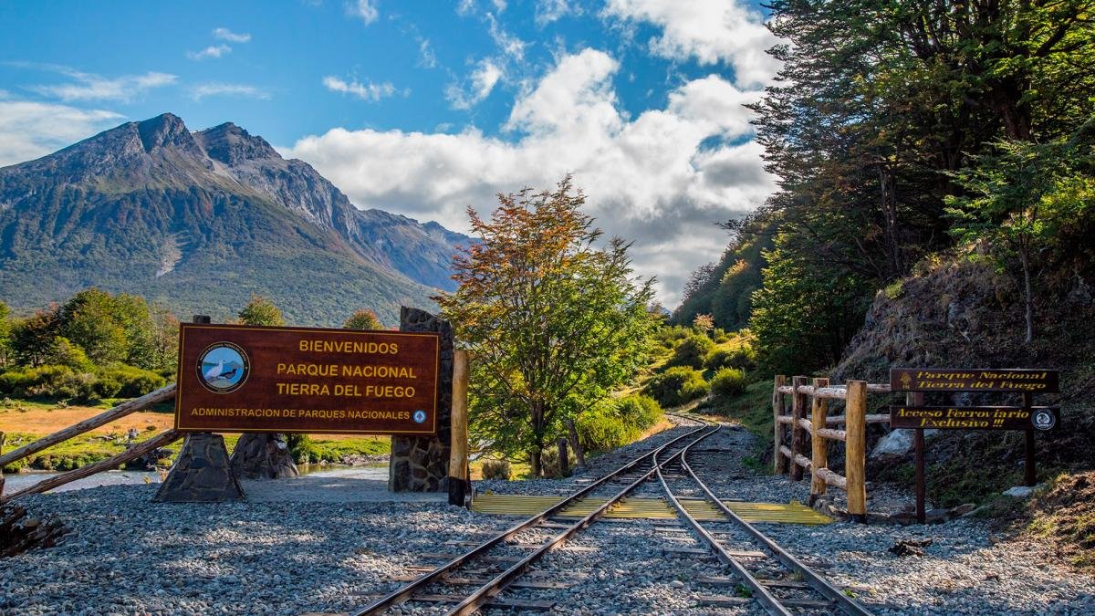 El viaje se introduce en el Parque Nacional Tierra del Fuego a travs de paisajes de encanto entre bosques y montaas de nieves eternas que escenifican la Patagonia Austral Foto Prensa