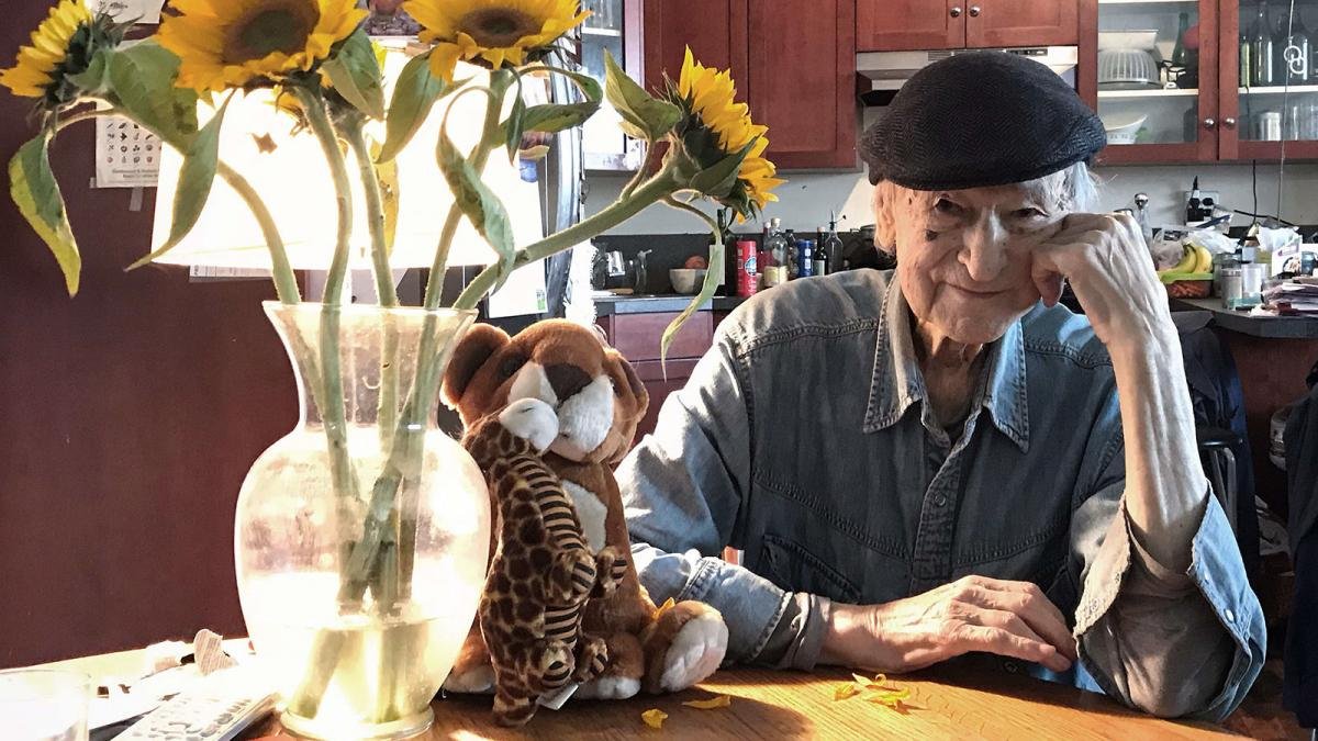 Cineasta pero tambin escritor crtico y poeta Jonas Mekas da vida en Destellos de belleza a una suerte de biografa con fotos relatos narraciones que funcionan como documentos de una poca