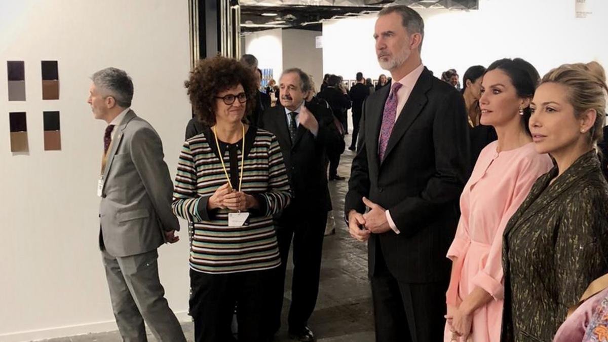 Los reyes en la feria madrilea junto a Fabiola Yez Foto Prensa ARCO