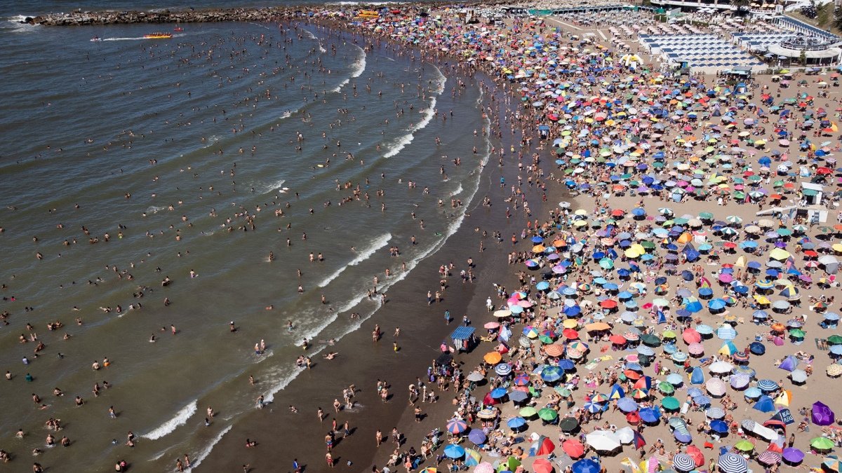 Las playas colmadas de visitantes en Mar del Plata Foto Diego Izquierdo