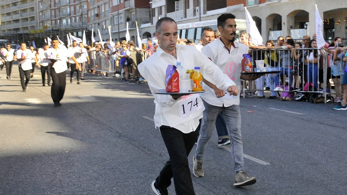 Los mozos mostraron su habilidad con las bandejas por las calles de Mar del Plata Foto Alejandro Moritz