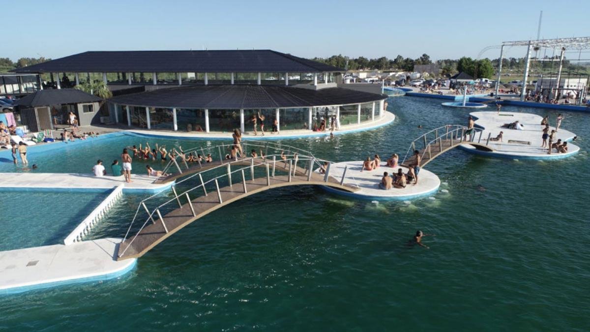 En 2017 Lago Epecun fue escenario del rcord mundial Guinness cuando 1941 personas flotaron all tomadas de las manos Foto Archivo