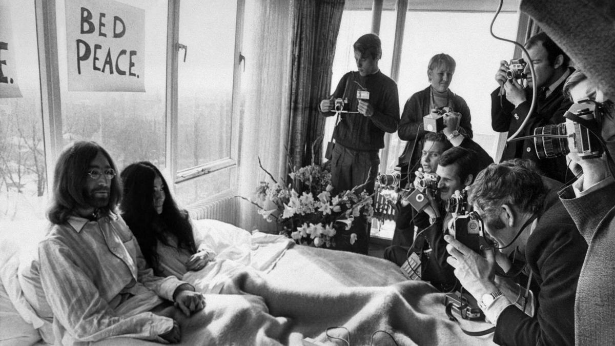 John Lennon y Yoko Ono en una de sus fotos ms icnicas en una protesta contra la guerra de Vietnam Foto AFP