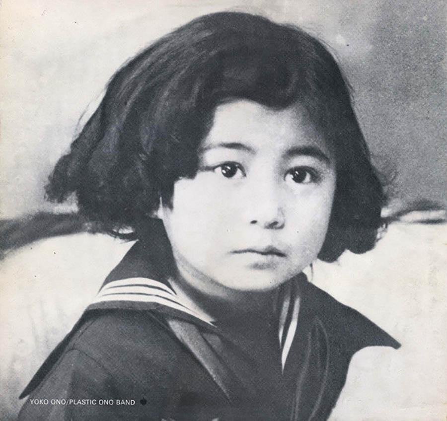 Un insert de la tapa del disco Yoko Ono and The Plastic Band deja ver la mirada penetrante de la artista japonesa