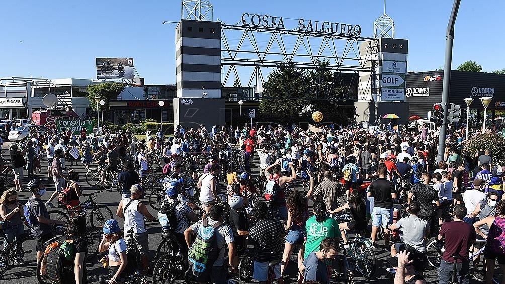 Una de las masivas marchas en protesta al proyecto de erigir torres frente al ro Foto Maximiliano Luna