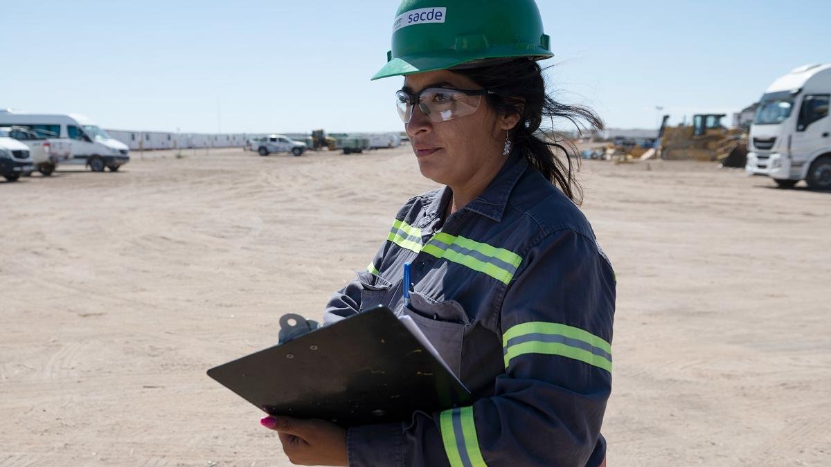 Soledad Vzquez prevencionista De los ms de 3000 empleos directos un 10 son mujeres en funciones tan variadas como administracin servicios transporte y supervisin Gasoducto Presidente Nestor Kirchner Obrador PK 60 Rengln 1 Foto Victoria G