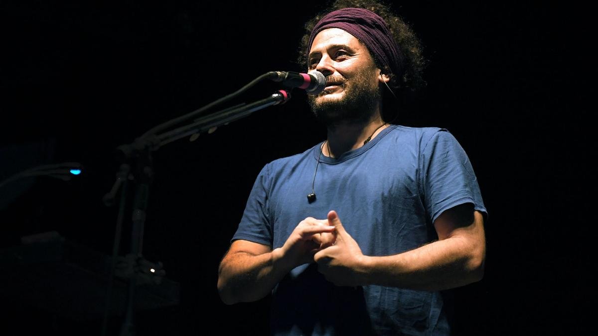 Medio malo el pianista que voy a invitar pero le pone voluntad anunci como prlogo a sentarse frente a las teclas para Zamba de usted Foto Julin lvarez