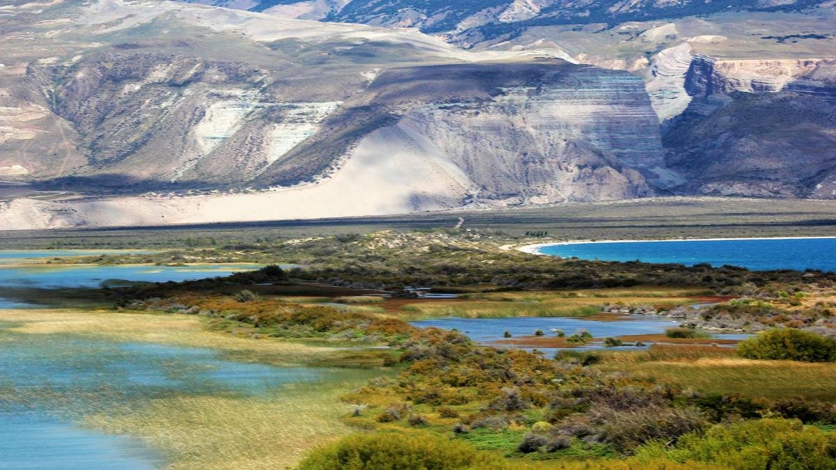 El lago comparte escenografa con otro el Lago Pueyrredn de un azul ms intenso separados ambos por un istmo Foto Prensa