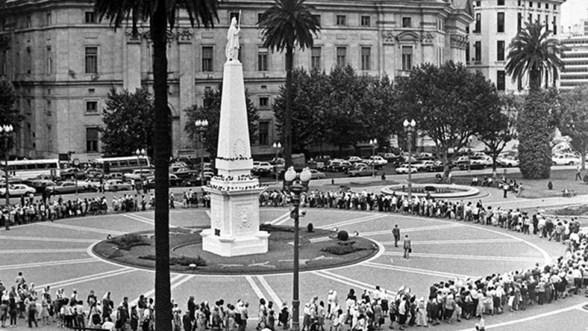 El 30 de abril de 1977 14 madres fueron a la Plaza de Mayo a reclamar la aparicin con vida de sus hijos desaparecidos y como la polica no las dejaba estar quietas empezaron a dar vueltas alrededor de la pirmide
