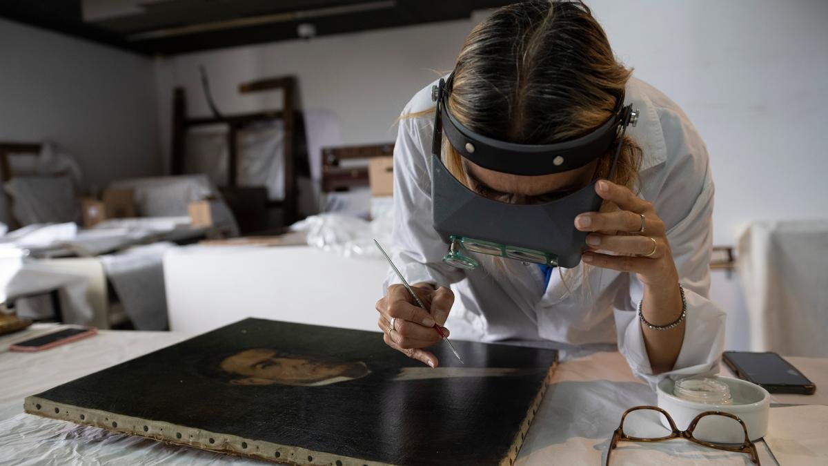 Restauracin de una pintura de Eduardo Svori que ha sido solicitada en prstamos por otra institucin Foto Victoria Gesualdi