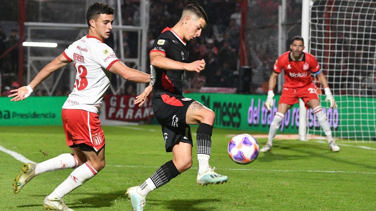 Gastn Benedetti intenta frenar a Martnez ante la atenta mirada de Mariano Andujar Foto Laura Lescano