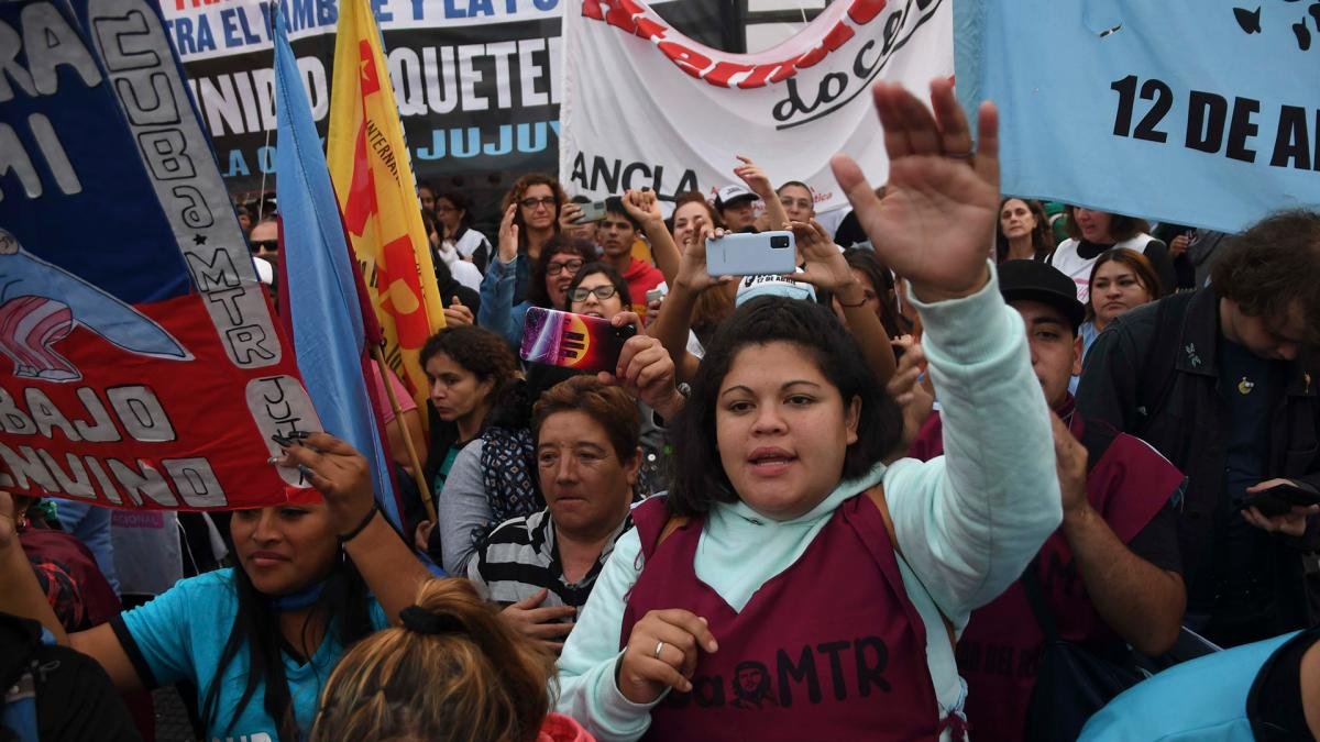 Las columnas de manifestantes llegaron al centro porteo pasado el medioda y se concentraron frente al Congreso de la Nacin Foto Ral Ferrari