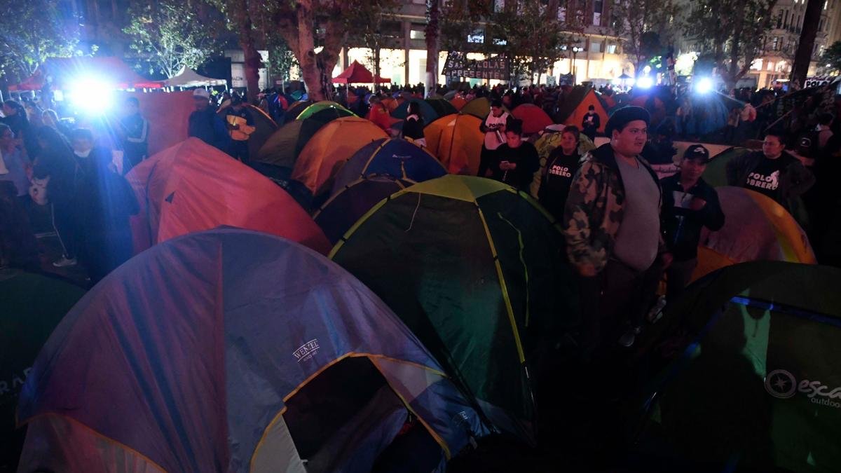 Desde las 15 se instalaron las primeras carpas en la histrica plaza frente a Casa Rosada Foto Ral Ferrari