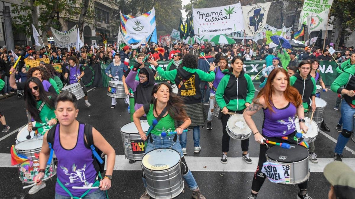 Con remeras color violeta y verde el grupo Talleres Batuka se encarg de hacer resonar los bombos Foto Ral Ferrari