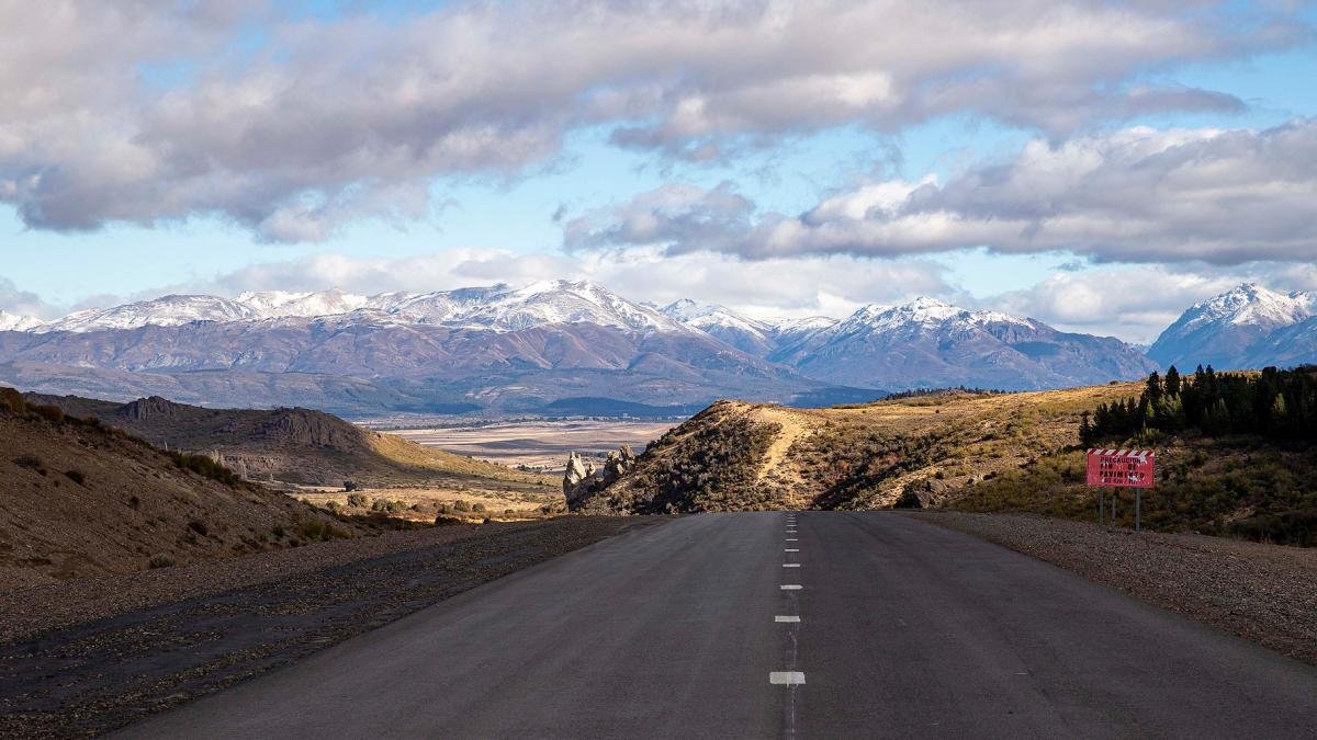 La ruta deleita al visitante con tonos que van desde ocres y grises hasta exuberantes verdes y azules intensos Foto Eugenia Neme