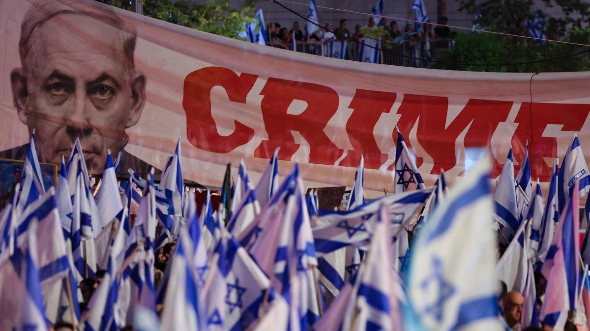 Carteles contra Netanyahu durante la protesta Foto AFP