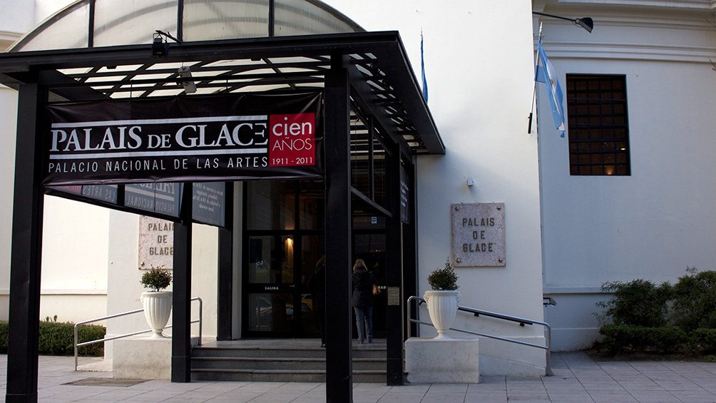 El acceso al Palais de Glace en Posadas 1725