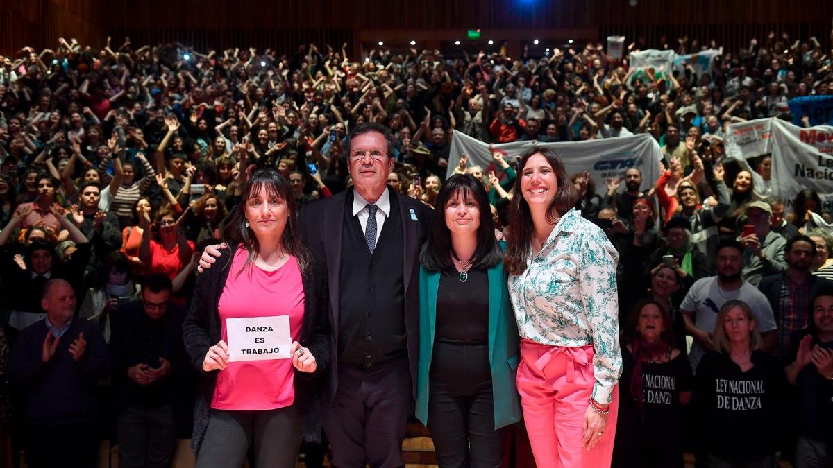 Marisa Uceda La Caliva y Romina del Pl junto al Ministro de Cultura Foto Maximiliano Luna