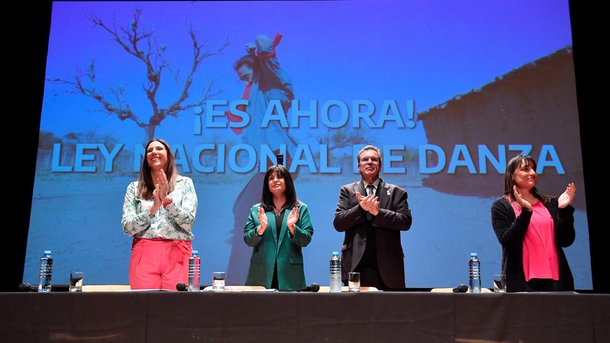 Marisa Uceda La Caliva y Romina del Pl con el ministro Bauer Foto Maximiliano Luna