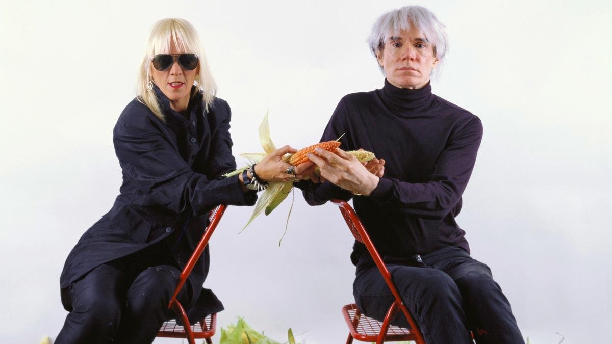 La famosa fotoperfomance de Minujn con Warhol