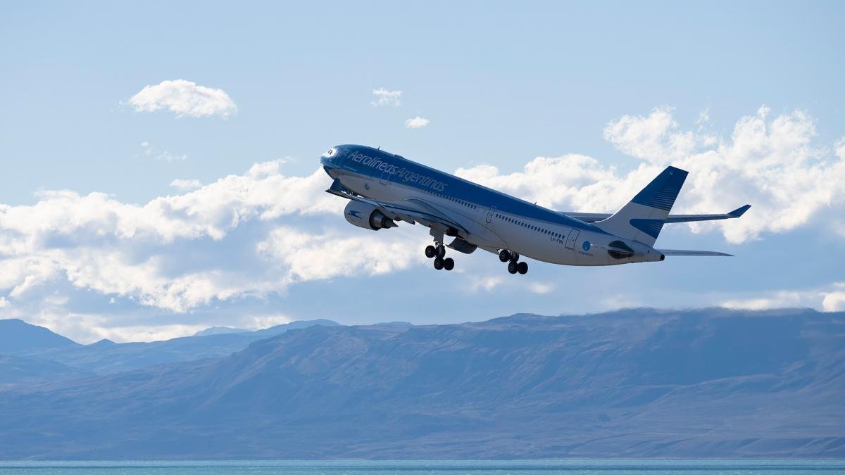 La iniciativa que se analizar el martes prximo propone que las acciones de Aerolneas slo se puedan negociar con la aprobacin de los dos tercios de ambas Cmaras Foto Archivo Tlam