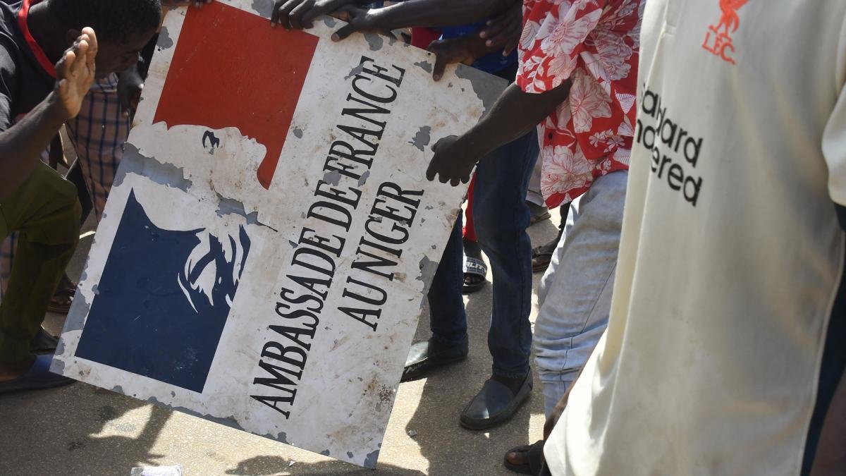 Manifestantes protestaron frente a la Embajada Francia Foto AFP