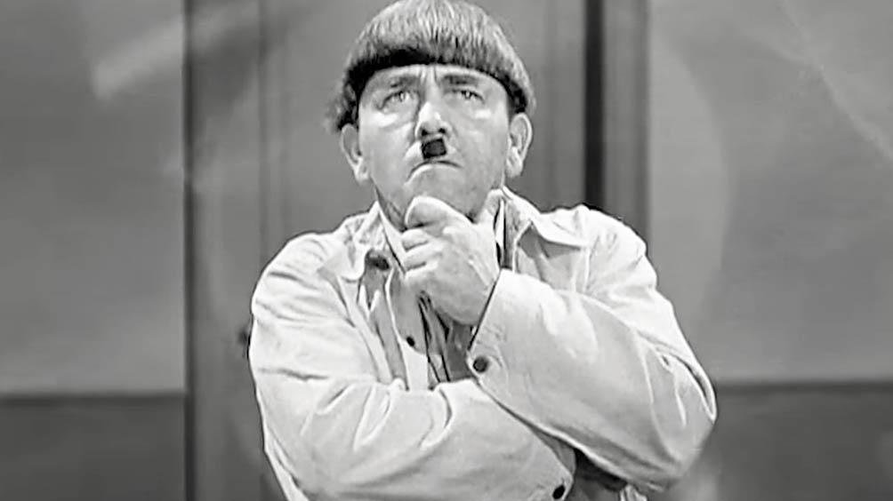 Moe Howrd como el dictador de Mornica inspirado en Adolf Hitler