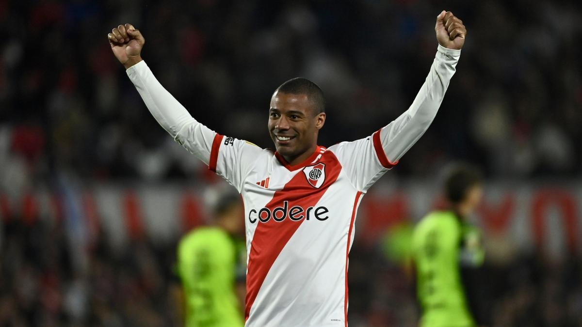 De La Cruz festeja su gol RiverPlate