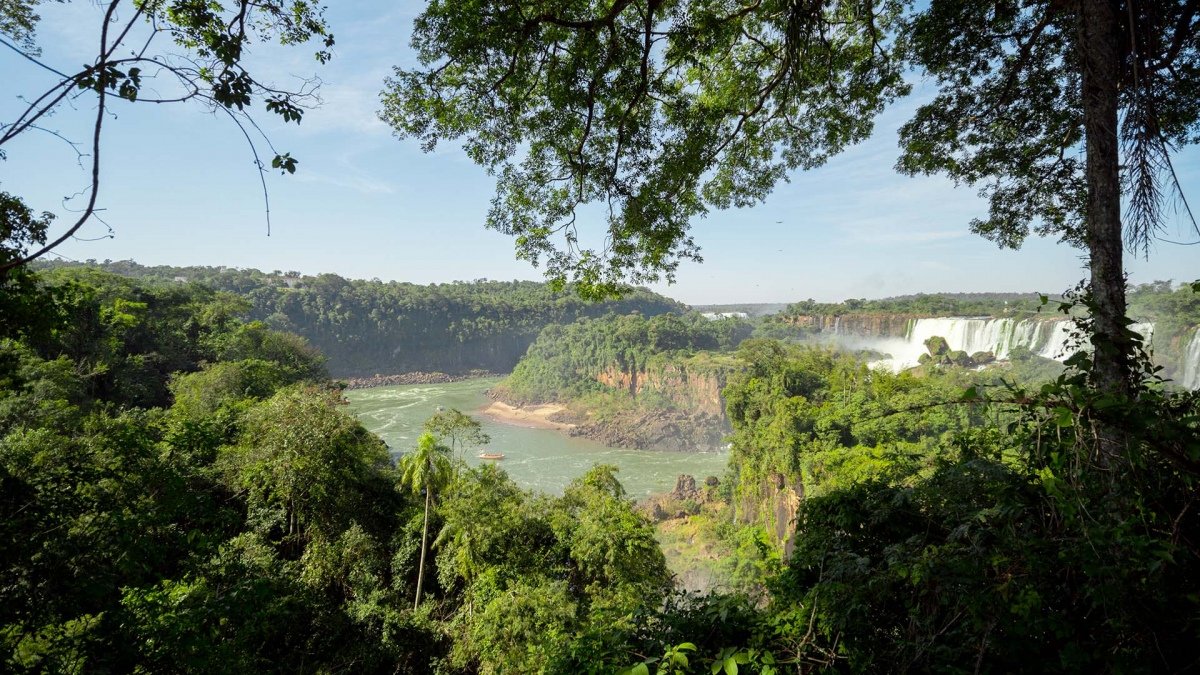 Sobre el Parque Nacional Iguaz el ministro valor que ya lo hayan visitado ms de 12 millones de turistas de igual forma que las Ruinas de San Ignacio superaron las cifras histricas de ingresos