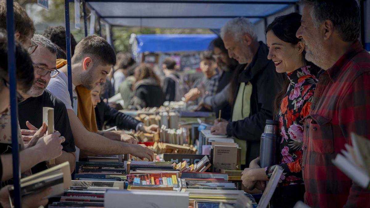 Una multitud recorri los puestos y agot los libros Foto Gentileza Ariel Feldman 