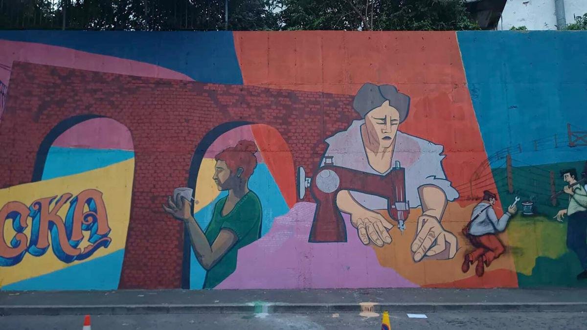 El costado ingles la ceremonia del t y las mquinas de coser Gentileza Omar Gasparini