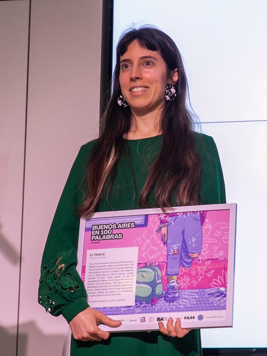 Mara Beln Molinaro y su premio a El pasaje Foto Sol Avena