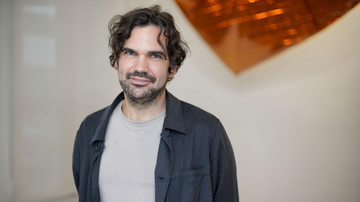 La vida de Axel Straschnoy serpentea entre el arte y la ciencia