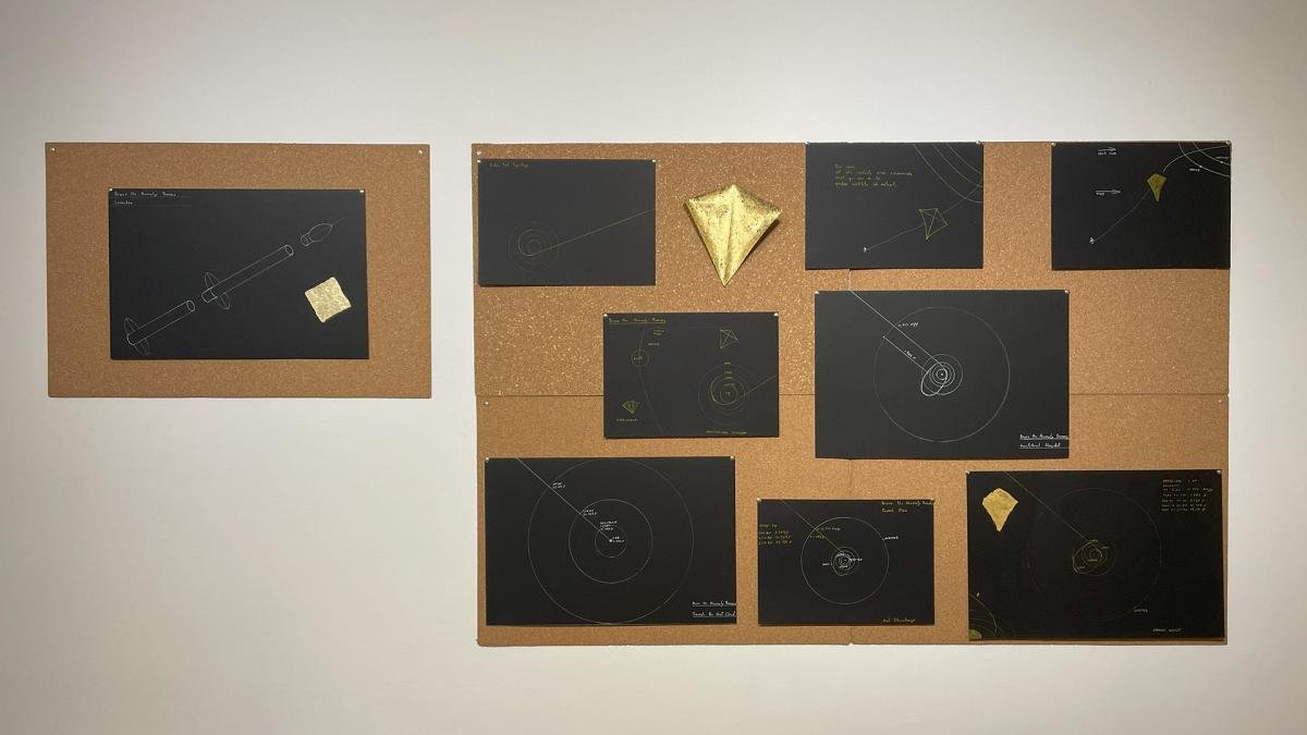 La muestra juega con la diferencia de escala entre la enorme ambicin y los escasos medios en una exigencia de hacer el espacio exterior accesible a todos