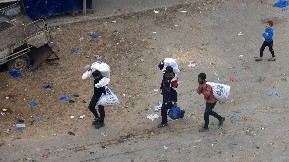 Gazates recorriendo las calles bombardeadas del enclave Foto AFP