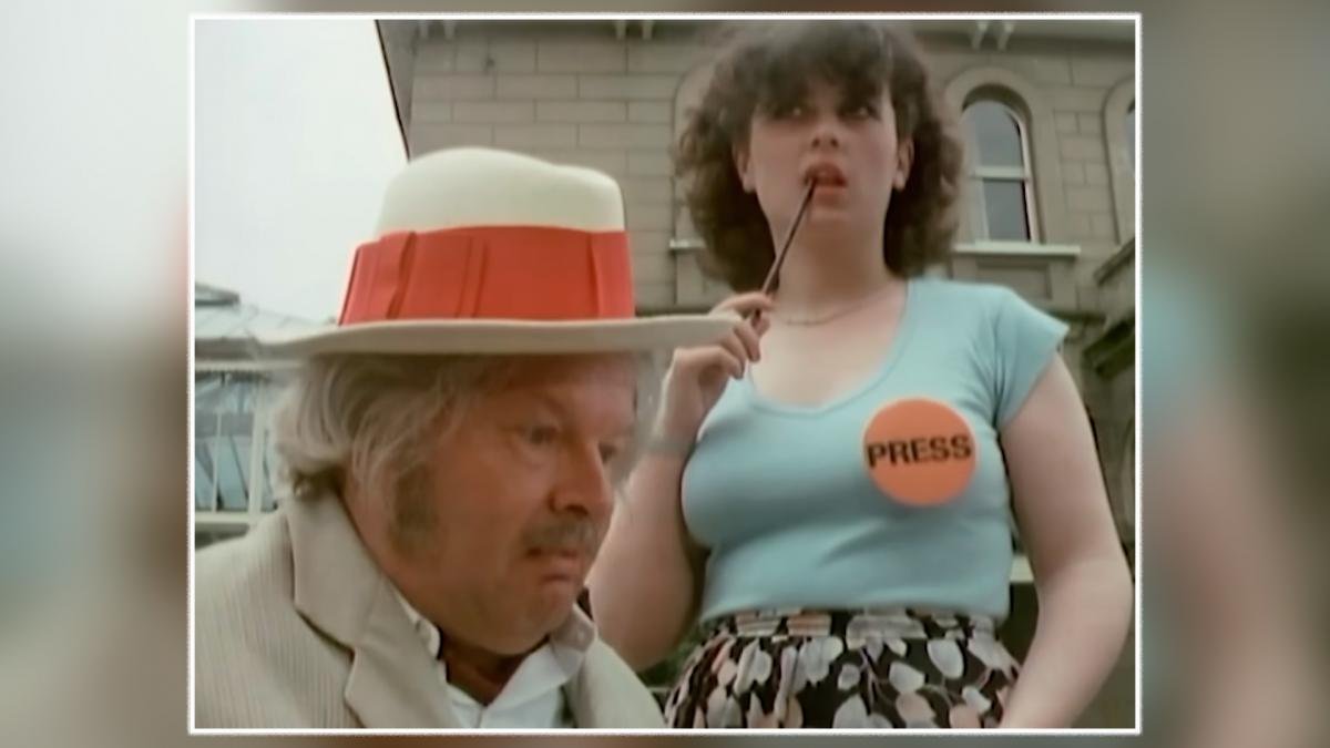 Benny Hill naci en una familia que tena antecedentes en el espectculo su padre Alfred y su abuelo Henry haban sido payasos de circo Foto Captura TV