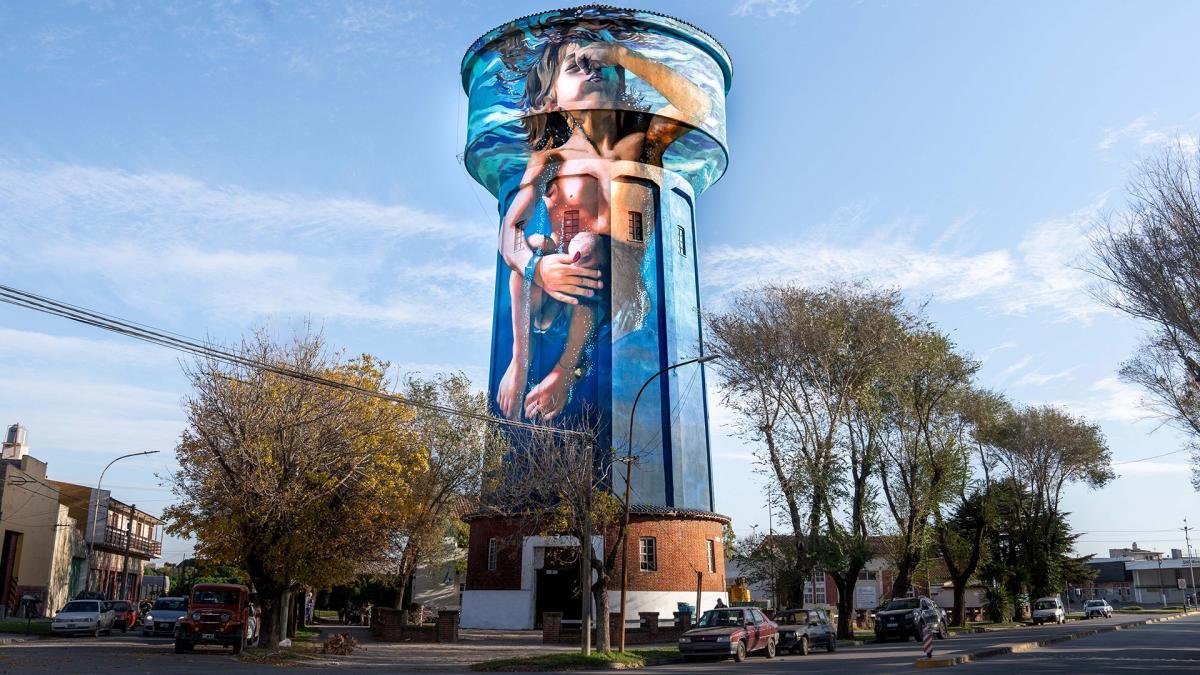 La imagen de dos nios felices en la torre de agua de Miramar premiados en junio Foto prensa