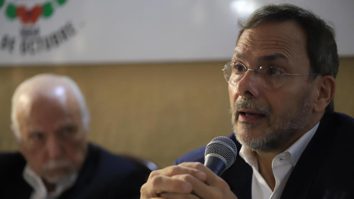 Claudio Negrete detrs Carlos Constenla los autores del libro Foto Prensa