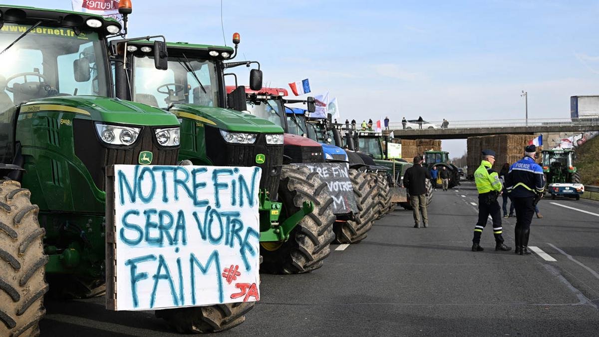 Los agricultores comenzaron a bloquear Pars y ponen en jaque al Gobierno Foto AFP