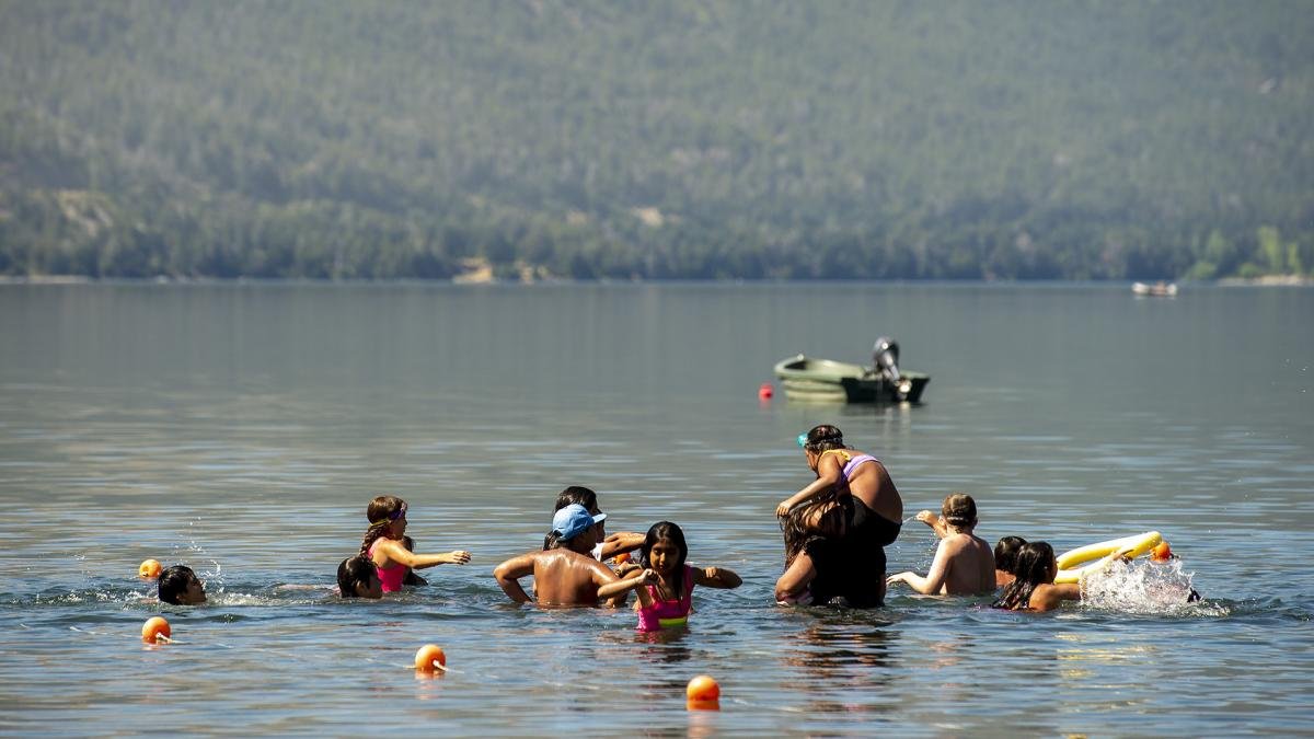 Una notoria cantidad de gente combata al calor adentrndose en las aguas Foto Alejandra Bartoliche