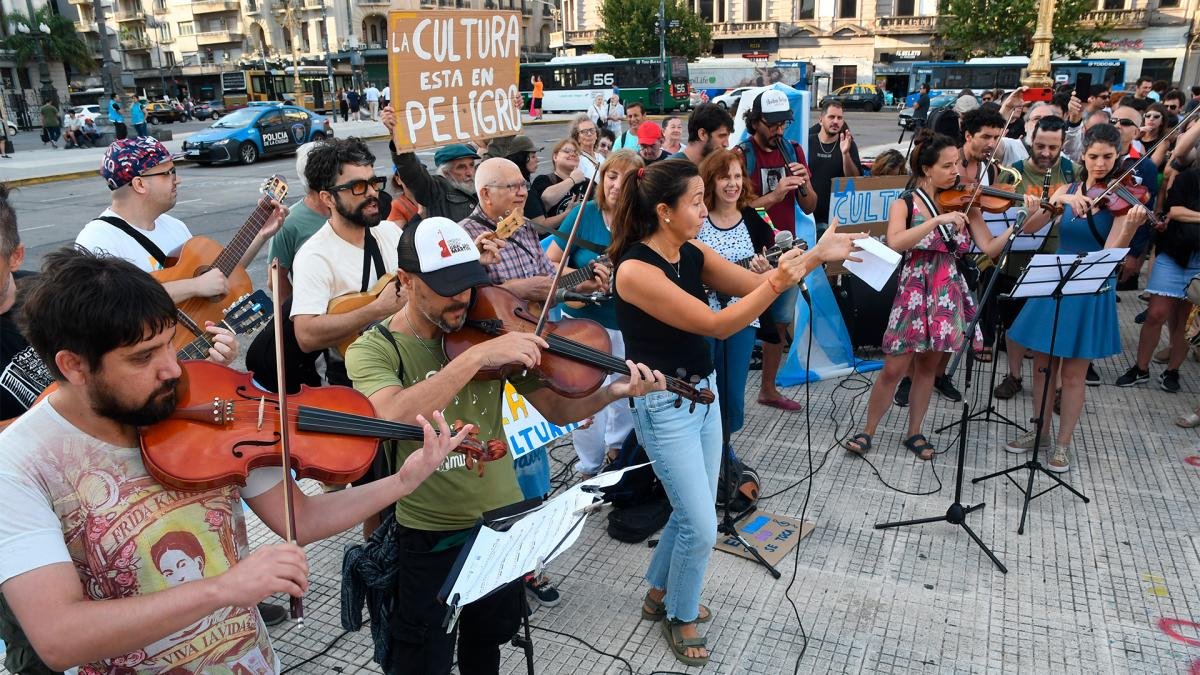 Msico de todo el pas se reunieron en la Plaza del Congreso para repudiar el proyecto de Ley mnibus Foto Ral Ferrari