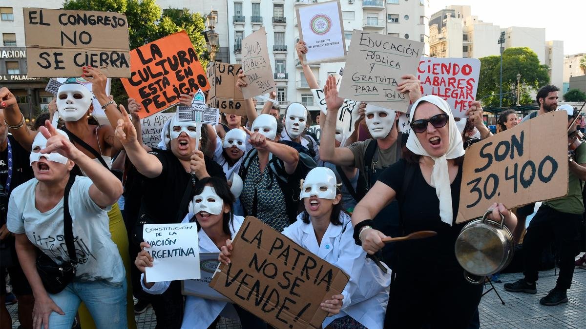 La protesta incluy la realizacin de distintas dramatizaciones sobre las posibles consecuencias de la Ley mnibus Foto Ral Ferrari