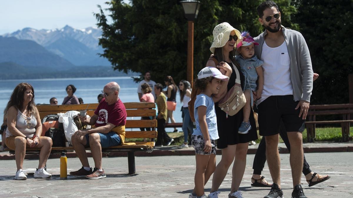 La belleza del lago Nahuel Huapi cautiva a los turistas chilenos a los que Bariloche apuesta para seguir con una buena temporada de verano Foto Alejandra Bartoliche