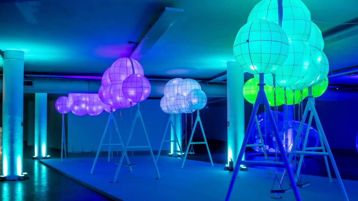Blow Up Experience en La Rural 14 salas con espejos esculturas inflables una piscina gigante repleta de millones de globos 35000 luces leds y ms Foto Prensa